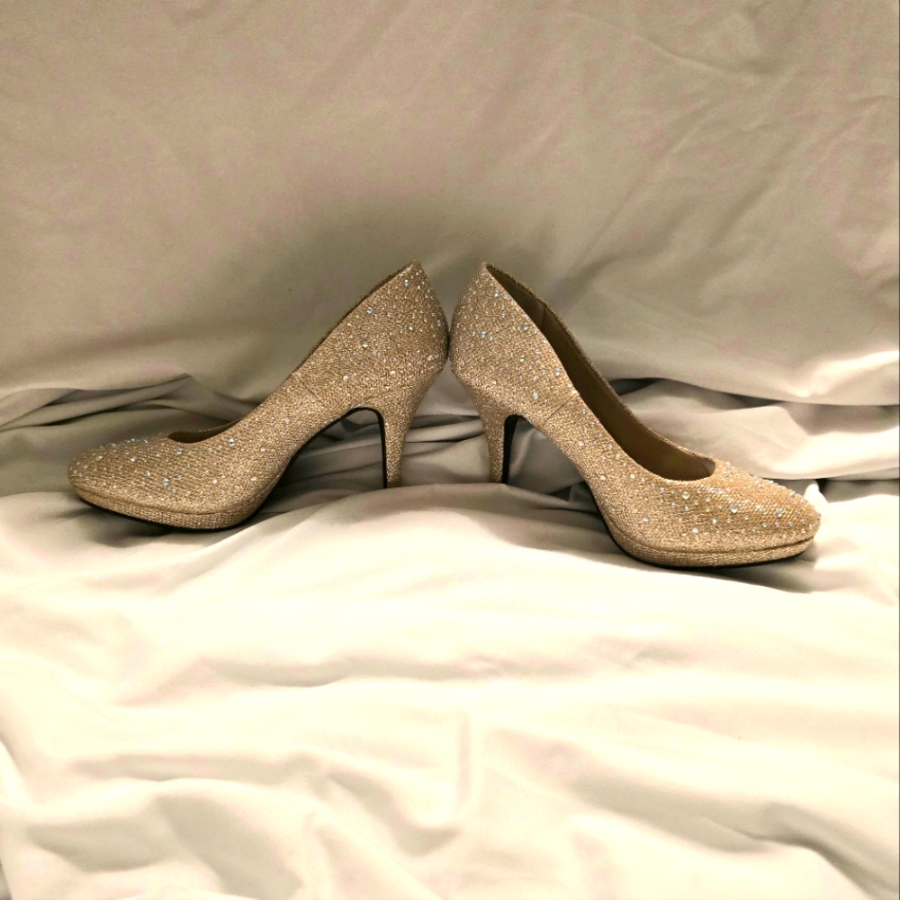 Elegant Gold Glitter "Fireworks" Women's Heels - Picture 3 of 7